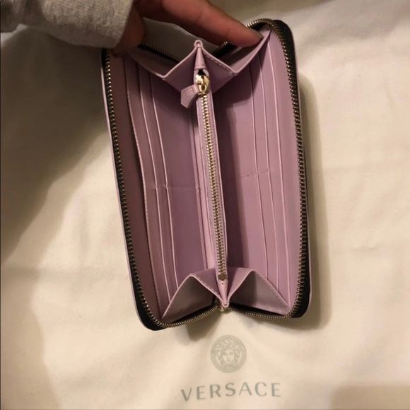 Black leather Versace zip wallet - Picture 3 of 5